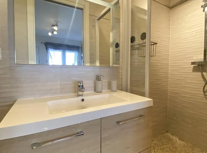 La Cle Maison De Ville, Clim, Wifi A La Bayore *